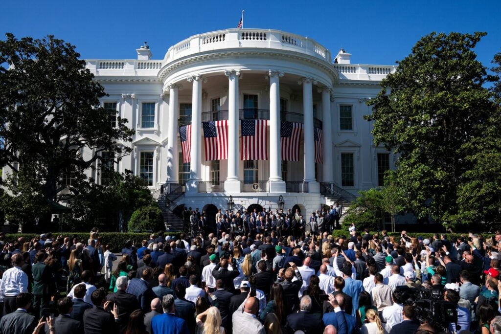 Trump reste ferme face à l’augmentation des coûts du projet de la salle de bal de la Maison Blanche malgré les critiques, affirmant que “c’est sous budget et en avance sur le calendrier”