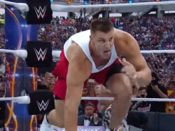  rob-gronkowski-signs-deal-with-wwe-joins-elite-list-of-nfl-players-to-compete-in-the-wrestling-ring 