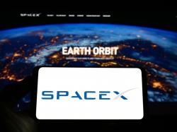  spacex-telesat-join-forces-falcon-9-rockets-to-ferry-broadband-satellites-14-times-to-low-earth-orbit 