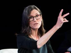  cathie-woods-ark-invest-swoops-in-to-buy-the-palantir-dip--purchases-stock-worth-29m--offloads-coinbase-shares-worth-over-15m-amid-softening-bitcoin-price 