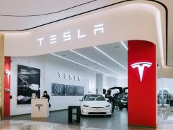  former-tesla-exec-says-traditional-dealership-model-wouldve-ended-company-existential-threat-to-evs 
