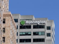  huntington-bancshares-underperforming-relative-to-peers-analyst-downgrades-stock 