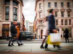  flat-retail-sales-report-shows-a-more-discerning-consumer-keeps-spending-economists-say 