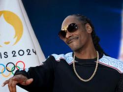  snoop-dogg-steals-the-show-at-paris-olympics-dances-with-torch-cheers-on-us-swimmers-who-take-first-gold-medal 