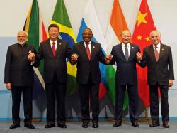 러시아 대통령, BRICS 정상회의서 `탈달러화` 요구... 미국 투자자들에 미칠 영향은