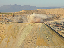  riding-the-wave-freeport-mcmoran-receives-upgrade-as-analyst-foresees-copper-and-gold-boom 