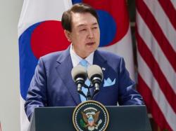 한국, 정치적 혼란 속 경제성장 전망 하향...해임된 윤석열 대통령 체포 거부
