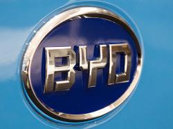 BYD, 5분 충전 기술 공개...테슬라 압도하며 주가 4% 급등