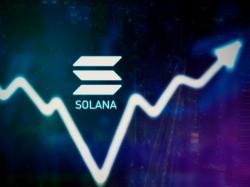 솔라나, 캐시 우드의 아크인베스트 SOL 스테이킹 ETF 매수에 비트코인·이더리움과 디커플링