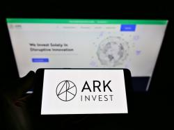  cathie-woods-wednesday-wisdom-bets-on-airbnbs-platform-expansion-dumps-palantir-at-peak 