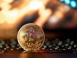  bitcoin-ethereum-dogecoin-hold-steady-while-xrp-dips--tough-conditions-hang-in-there-trader-says 