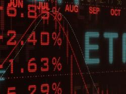  is-crisis-brewing-again-regional-bank-etf-flashes-red-as-shutdown-reaches-week-3 