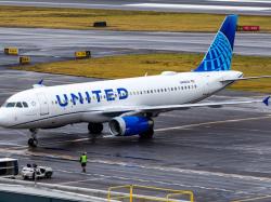  united-airlines-plane-hits-parked-jet-at-ohare-all-passengers-safe 