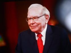  warren-buffett-takes-veiled-dig-at-elon-musk-while-criticizing-ceo-pay-spiral-envy-and-greed-walk-hand-in-hand 