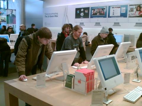 Whitney Tilson Backed Samsung Over Apple…