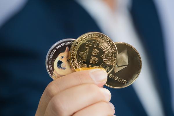 Bitcoin, Ethereum, Dogecoin Under Control Ahead of New Week: Analyst Sees No Sustained Rally Until Fed Offers More Rate Hikes