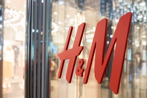 H&M تسترجع الأشهر القصيرة من Alibaba بعد أن أجبرها الجدل حول تعليق الأويغور على إغلاق متجرها