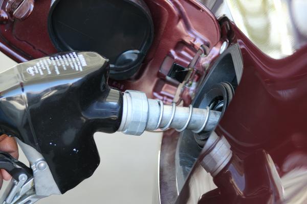 تستمر أسعار مضخات الغاز في الانخفاض في الولايات المتحدة ، لكن لا يزال يتعين على بعض الولايات المضي قدمًا