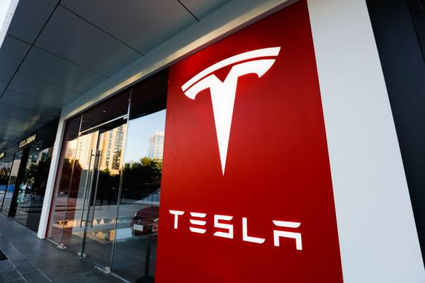 تسعى Tesla لجذب المشترين الصينيين بخصم آخر بقيمة 860 دولارًا على سيارات المخزون: ما يحتاج المستثمرون إلى معرفته