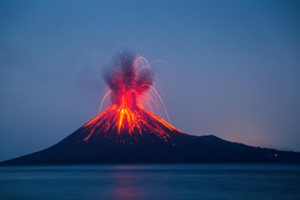 视频：印度尼西亚最高的火山喷发，火山灰飞向天空 50,000 英尺