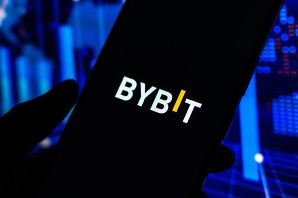Bybit تعلق الودائع بالدولار الأمريكي عن طريق التحويل البنكي: ما يحتاج عملاء التشفير إلى معرفته