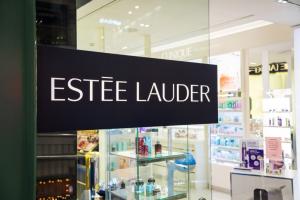 Estee,Lauder,Store,Sign,Close-up.,Estee,Lauder,Is,A,Luxury
