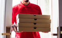 Man,Delivery,Pizza,To,Customer