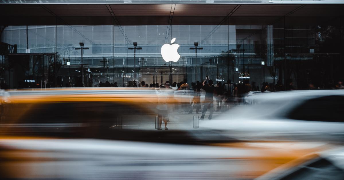 La società Apple.  (NASDAQ: AAPL), Tesla Motors, Inc.  (NASDAQ: TSLA) – Tim Cook afferma di nutrire “grande ammirazione e rispetto” per Tesla mentre accenna alla sua auto Apple