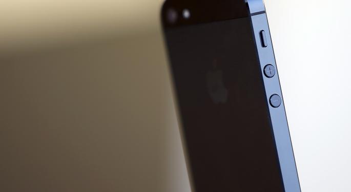 Majority Of Americans Think Apple Should Unlock iPhone For FBI