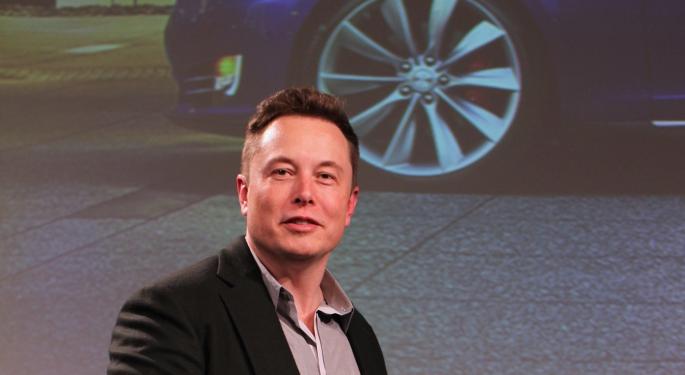 Musk ve obstáculos en la producción de baterías en 2023