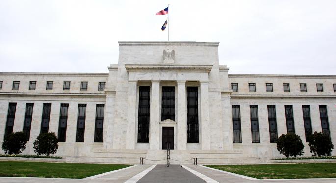 Fed amplía prohibiciones de recompra y dividendos a bancos