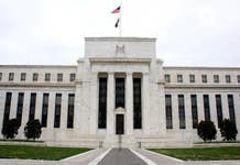Fed amplía prohibiciones de recompra y dividendos a bancos