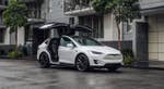 Tesla, auto sbatte contro un segnale stradale usando lo Smart Summon