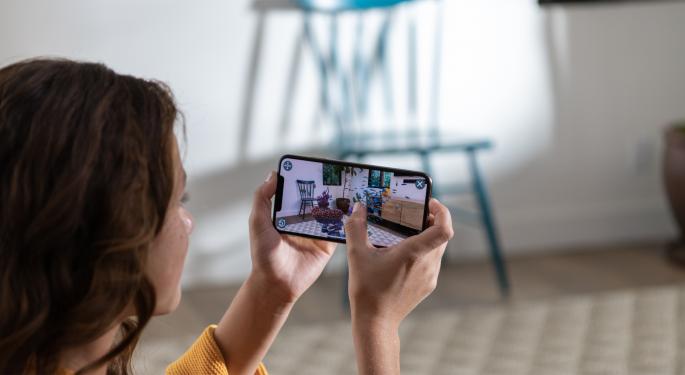 Wedbush Adds Apple To Best Ideas List, Sees Opportunity In iPhone Upgrades Next Year