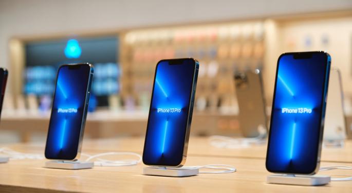 An Apple Union? Store Employees Protest Over Pay 'That Is Not Keeping Pace With Inflation'