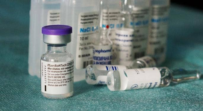 Pfizer e BioNTech lanciano studio su vaccino per Omicron