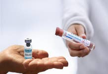 Vacunas previenen la hospitalización de ancianos, según estudio