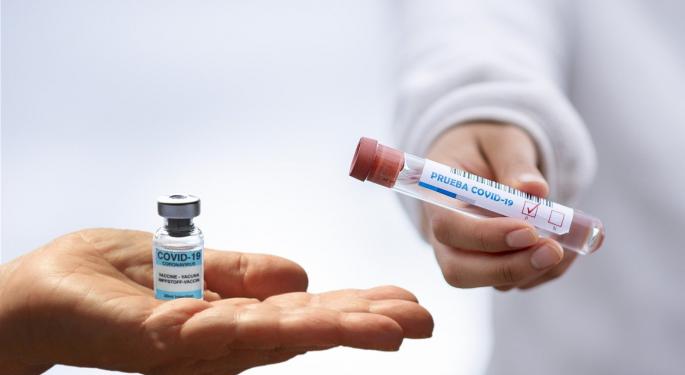 Vacuna de AstraZeneca es 80% efectiva contra variantes