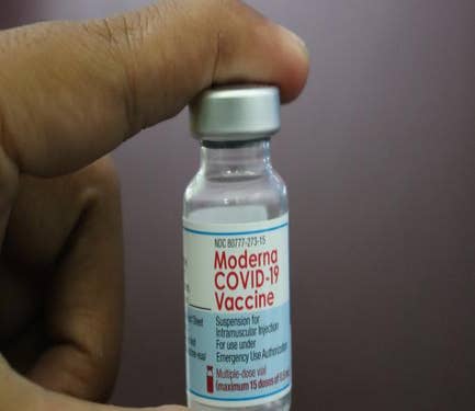 Moderna pide a la FDA que apruebe su cuarta vacuna COVID