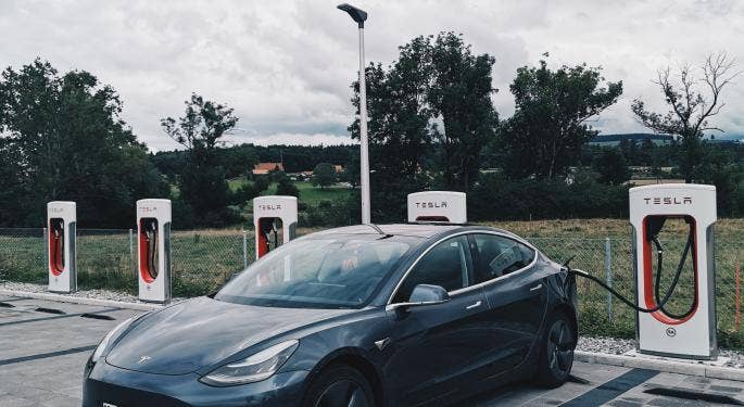 TSLA: Tesla apre la stazione Supercharger più grande al mondo