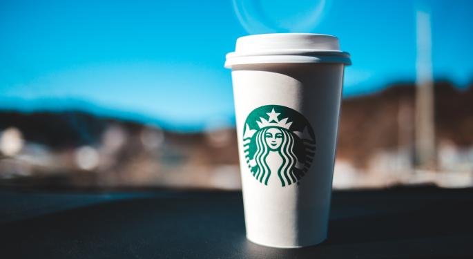 Starbucks baja pero un analista sigue siendo alcista