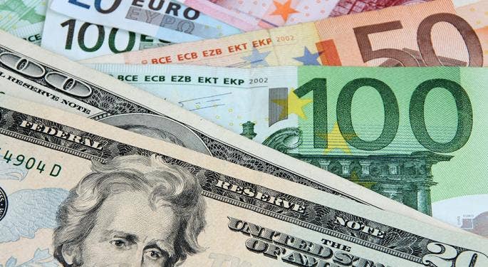 L’euro sale contro il dollaro USA malgrado tassi negativi