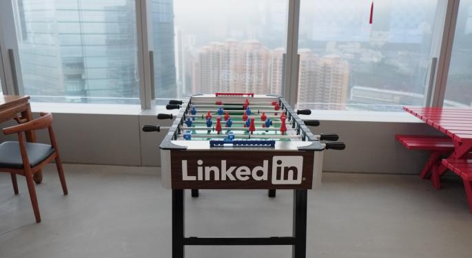 Analysts Hesitant After LinkedIn's Conservative Guidance; Shares Plummet More Than 42%