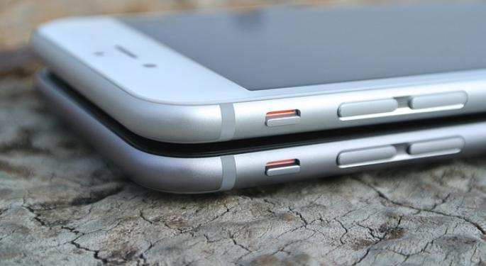 Credit Suisse Upgrades Apple, 'More iPhones, More Cash'