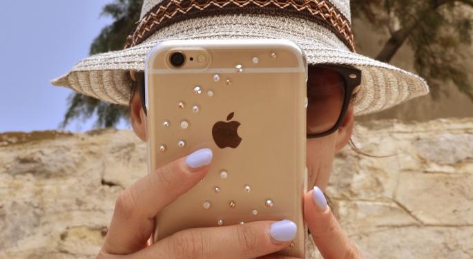 Why The iPhone 7 Plus Outselling The iPhone 7 Is Notable