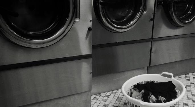 A Tale Of 2 Analysts: Divergent Opinions On Hanesbrands As It Enters Q4