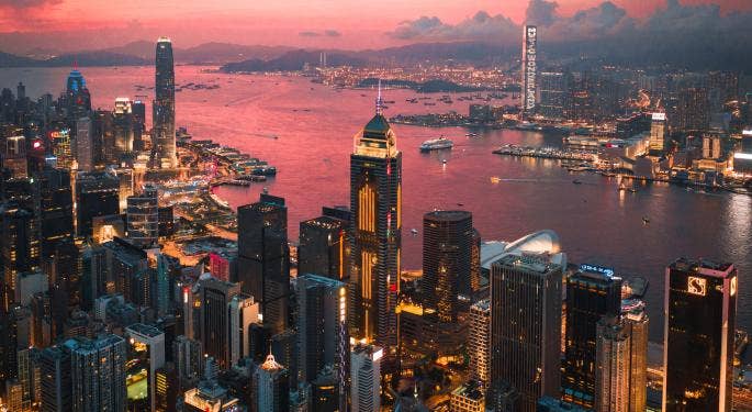 Borsa Hong Kong contrastata: giù Alibaba, JD e Tencent