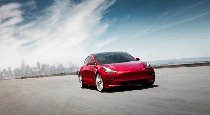 Wall Street abbassa le stime su Tesla