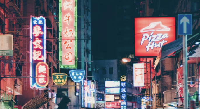 Alibaba, Xpeng e titoli tech in forte rialzo a Hong Kong