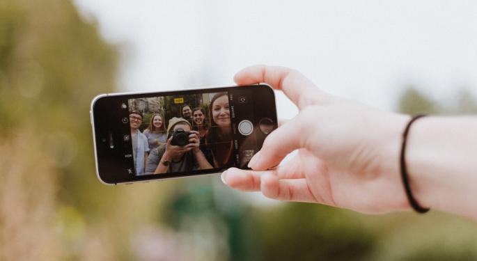 Apple Gets Patent For Socially-Distanced Group Selfies